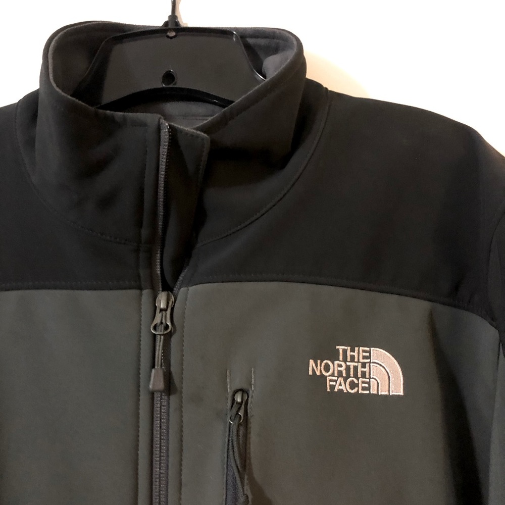 Men’s The North Face fleece jacket.